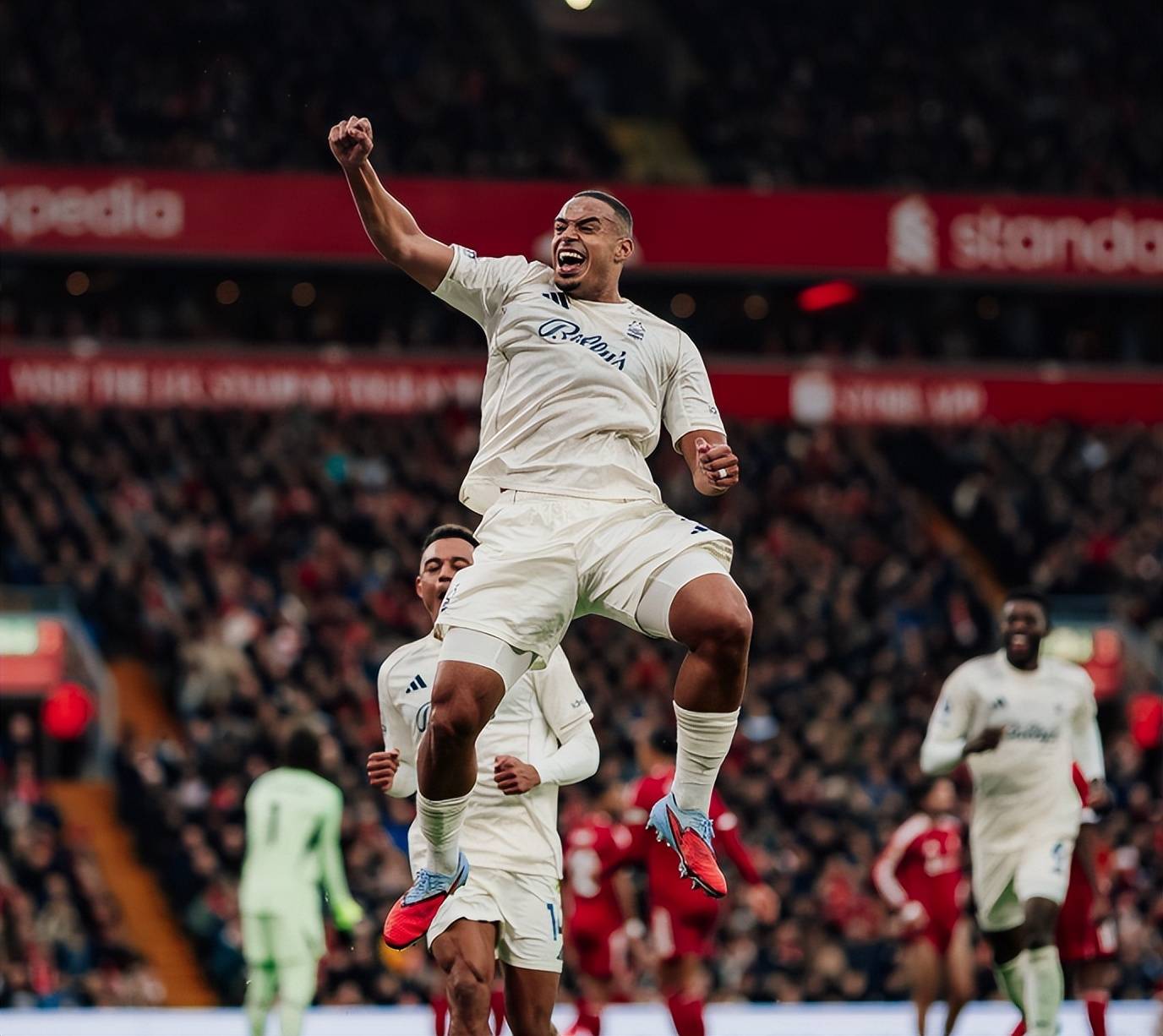 54岁名帅带队狂飙：上任32天 英超4场抢7分！逃离降级区