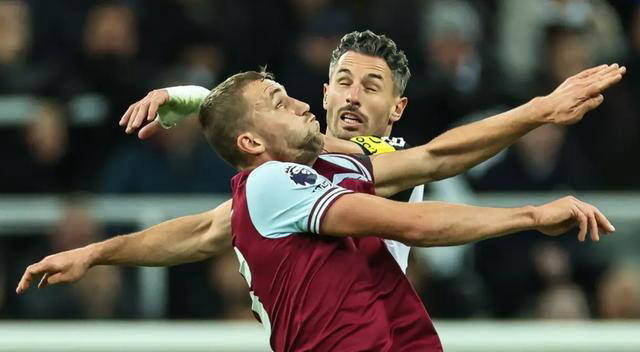 英超焦点战：利兹联对阵西汉姆联保级大战