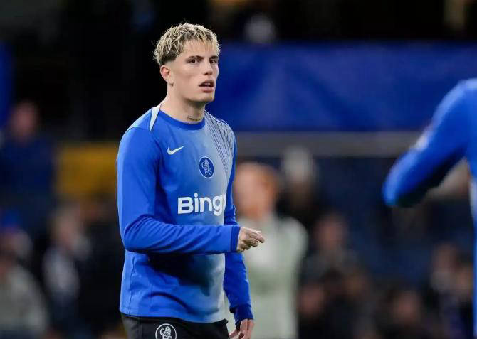 英超“假摔王”争议：加纳乔引发裁判热议