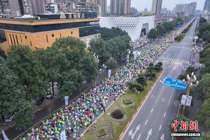 四川乐山“双遗”马拉松赛鸣枪开跑