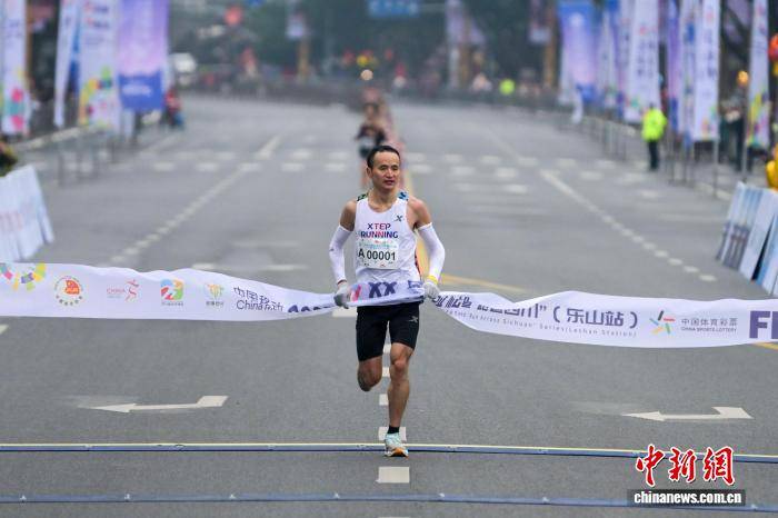 四川乐山“双遗”马拉松赛鸣枪开跑