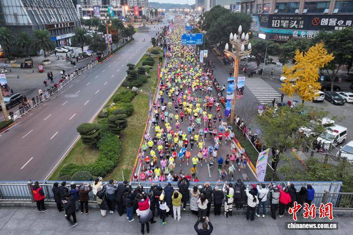 四川乐山“双遗”马拉松赛鸣枪开跑