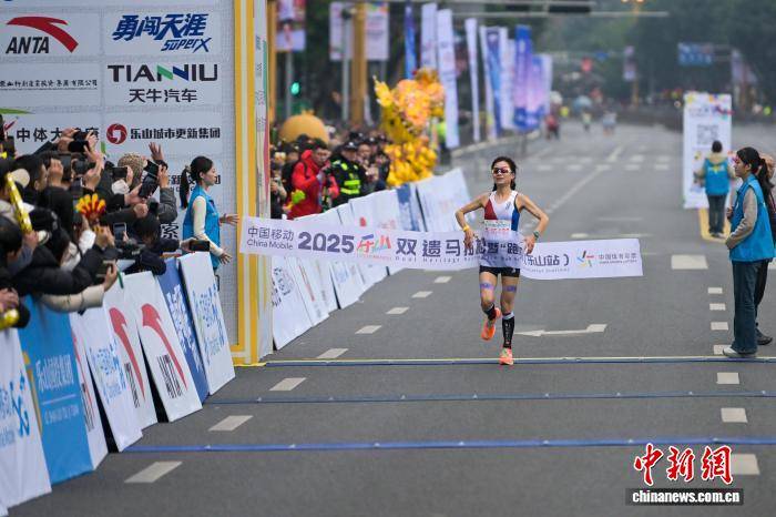 四川乐山“双遗”马拉松赛鸣枪开跑