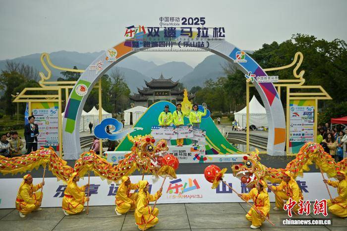 四川乐山“双遗”马拉松赛鸣枪开跑