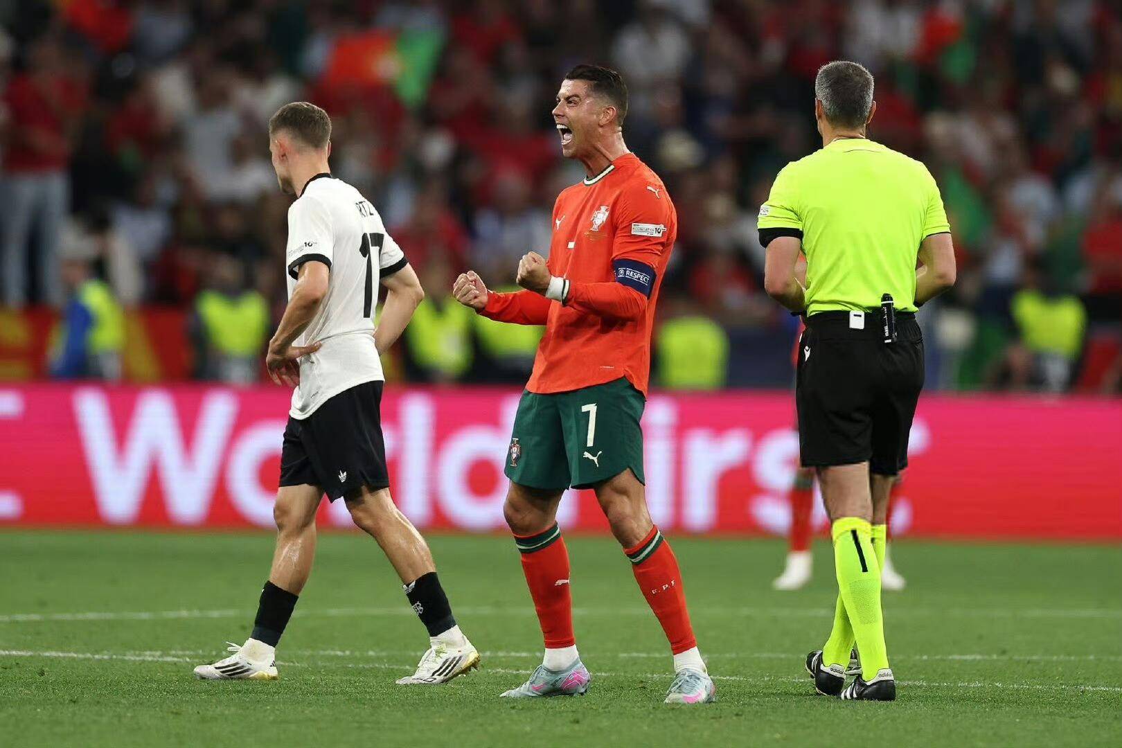 周六034英超：利兹联VS利物浦，保级猛男 VS 争冠卷王！玫瑰德比不看亏大了