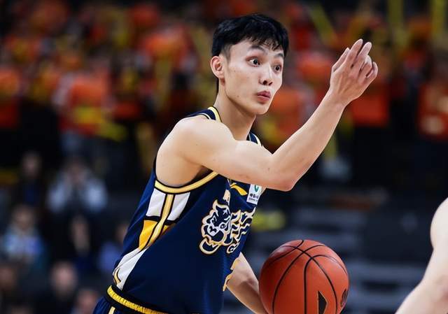 广东德比东阳光三分险胜，胡明轩证明徐杰才更应该入选国家队