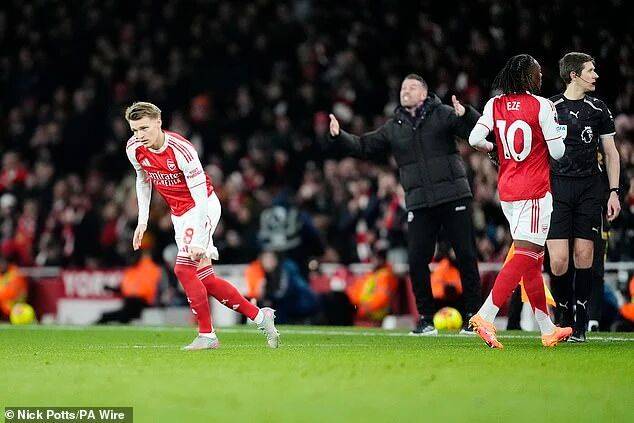 疯狂2-1！阿森纳5分领跑英超积分榜 萨卡两造乌龙建功