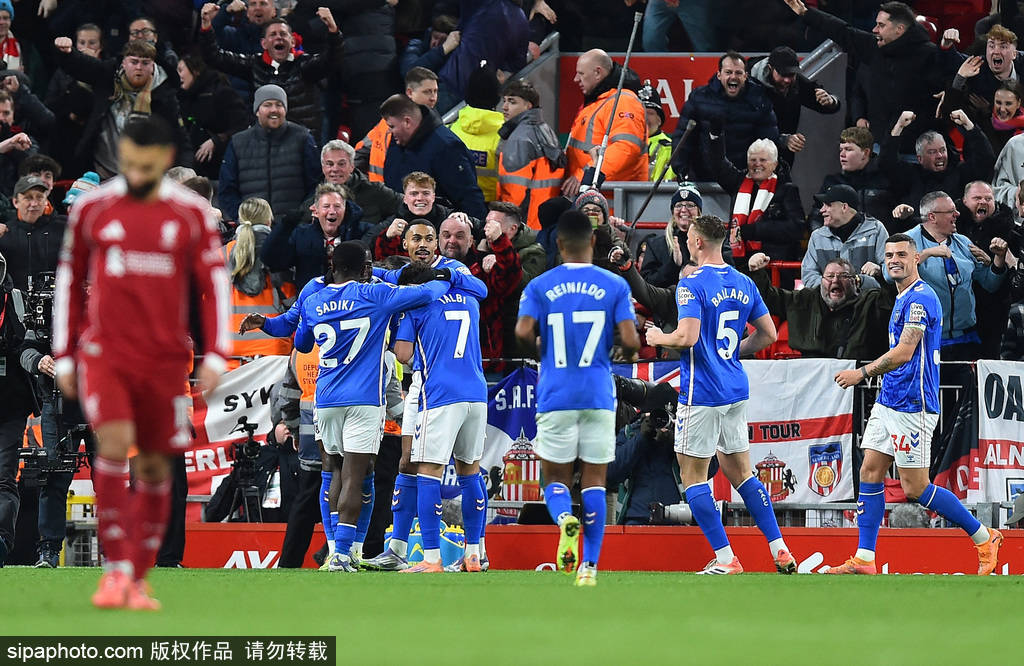 英超-维尔茨造乌龙范迪克致丢球 利物浦1-1桑德兰