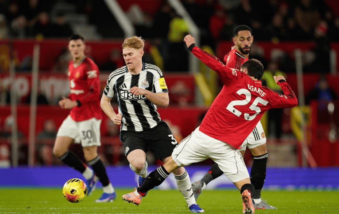 阵容残破、小鬼当家，曼联赢球靠腰硬、更靠命硬！